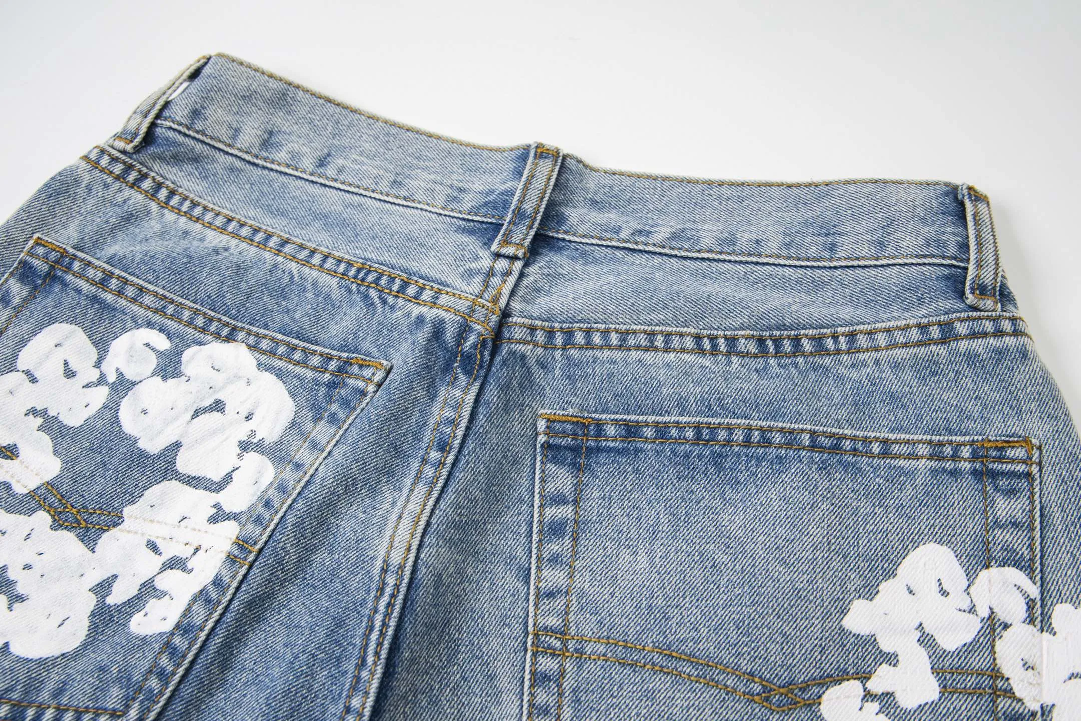 #8197 P220💰 DENIM TEARS Kapok American niche brand printed washed straight jeans. Produced by a major washed factory. Full of high-end feel. Knee part destroyed design with patchwork design. Already used as facade design. Leather waist nameplate. The focus of this style is not on washing, but on the destroyed shape and version. The secret lies in the craftsmanship of the master. The cost of post-production grinding, machining, knife cutting, etc. is far beyond comparison with assembly line products. Color: black, blue, gray. Size: 28-36 (corresponding to S-XXL)